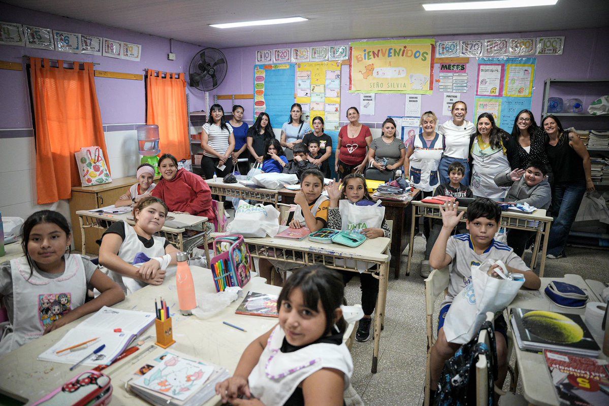 💚 | La educación se construye entre todos y todas, todos los días.

Hoy tuve la alegría de entregar los kits de “De Punta en Blanco” en la EEE N° 501 y 508 y la Escuela Primaria N° 67 de Villa Inflamable.

Cada visita a las escuelas es especial. Me encanta compartir con ellas y