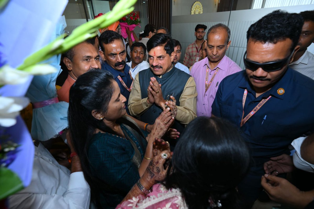 प्रदेश के यशस्वी मुख्यमंत्री आदरणीय <a href="/DrMohanYadav51/">Dr Mohan Yadav</a> जी से भोपाल में सौजन्य भेंट कर उनके जन्मदिन की हार्दिक बधाई एवं शुभकामनाएं प्रेषित की। ईश्वर से उनके उत्तम स्वास्थ्य, दीर्घायु एवं उज्ज्वल नेतृत्व की कामना करता हूँ। उनके मार्गदर्शन में प्रदेश निरंतर विकास के पथ पर अग्रसर हो