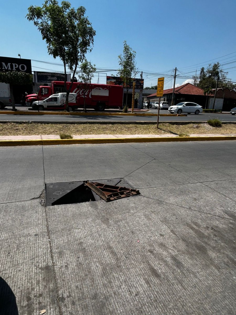 alfonso_GtzV's tweet photo. Registro abierto y muy peligroso de #telmex en Av Tonalá cruce con Guadalupe Victoria, justo afuera del dominos Pizza
@tonaladehoy @Telmex @gobierno_tonala @TELMEXSoluciona https://t.co/A2JEzNiEpr