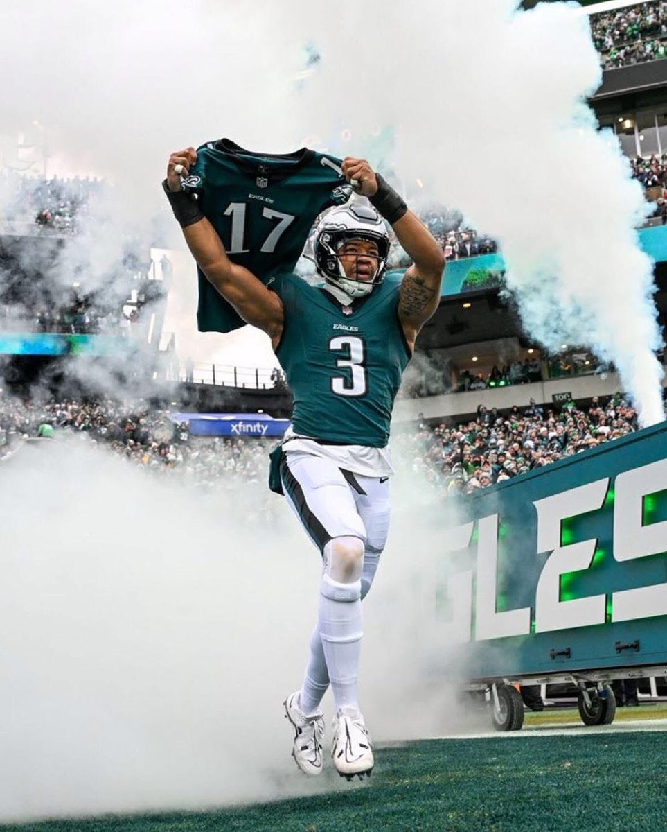 QuayLJones3's tweet photo. This pic hits different now that dean is gone. #Eagles https://t.co/UmpUYAhWAP