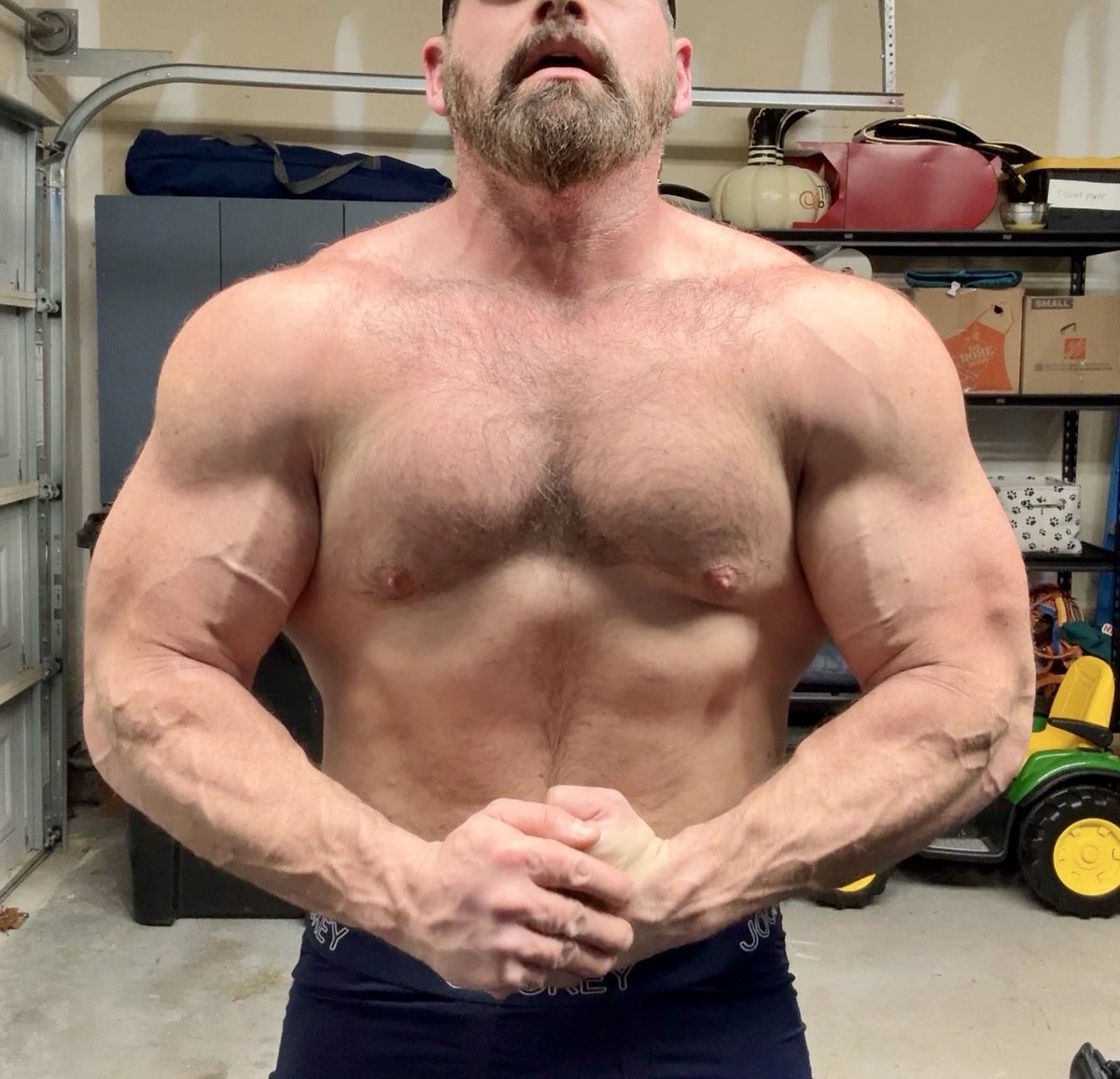 Muscle Daddy tweet media