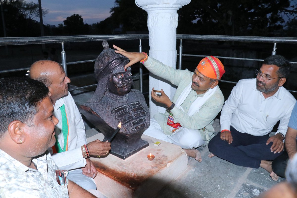 drmahendrabjp's tweet photo. उदयपुर प्रवास के दौरान गोगुन्दा स्थित महाराणा प्रताप के राजतिलक स्थल के दर्शन करने और पूजा-अर्चना करने का सौभाग्य प्राप्त हुआ।
यह स्थान हमें आज भी राष्ट्रभक्ति, स्वाभिमान और अदम्य साहस की प्रेरणा देता है।
जय एकलिंगनाथ!
#MaharanaPratap #Gogunda #Udaipur #mewar https://t.co/OZ7XNwLOkv