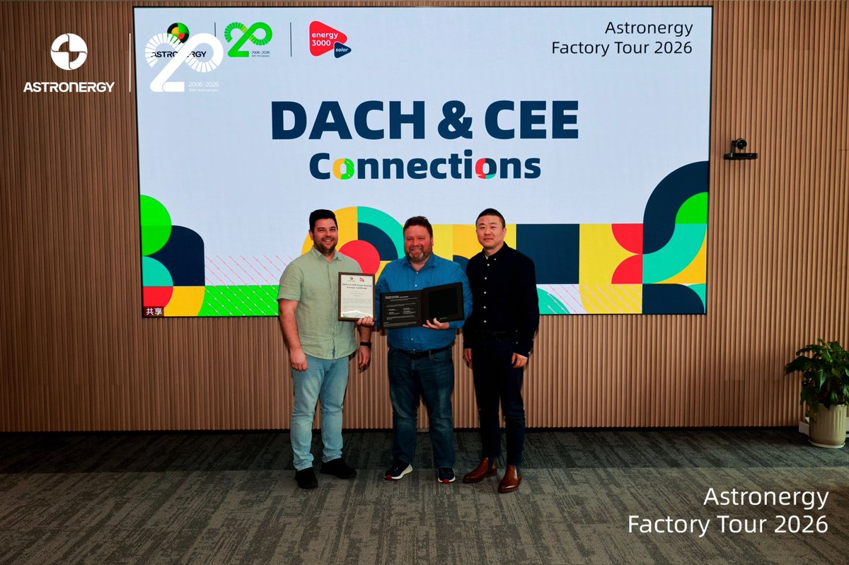 VerdEnergyTeam's tweet photo. Gyárlátogatás keretében tapasztalatot szereztünk a napelemgyártásról az 𝘼𝙨𝙩𝙧𝙤𝙣𝙚𝙧𝙜𝙮 🏭 vállalatnál, ill. ott voltunk a 𝙎𝙞𝙜𝙚𝙣𝙚𝙧𝙜𝙮 🏭 gyár megnyitóján, ahol bemutatásra kerültek az új technológiás inverterek és energiatárolók. 🔋 https://t.co/6SGtA1dmZd