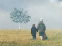 HotelInsonmia's tweet photo. Películas a la contra del frenético modo de vida actual:
EL PASAJERO (Mossafer, 1974, #AbbasKiarostami)
PAISAJE EN LA NIEBLA (Τοπίο στην ομίχλη, 1988, #TheoAngelopoulos)
EL LARGO DÍA ACABA (The Long Day Ends, 1992, #TerenceDavies)
FIRST COW (2019, #KellyReichardt) https://t.co/C7YOcjD6si