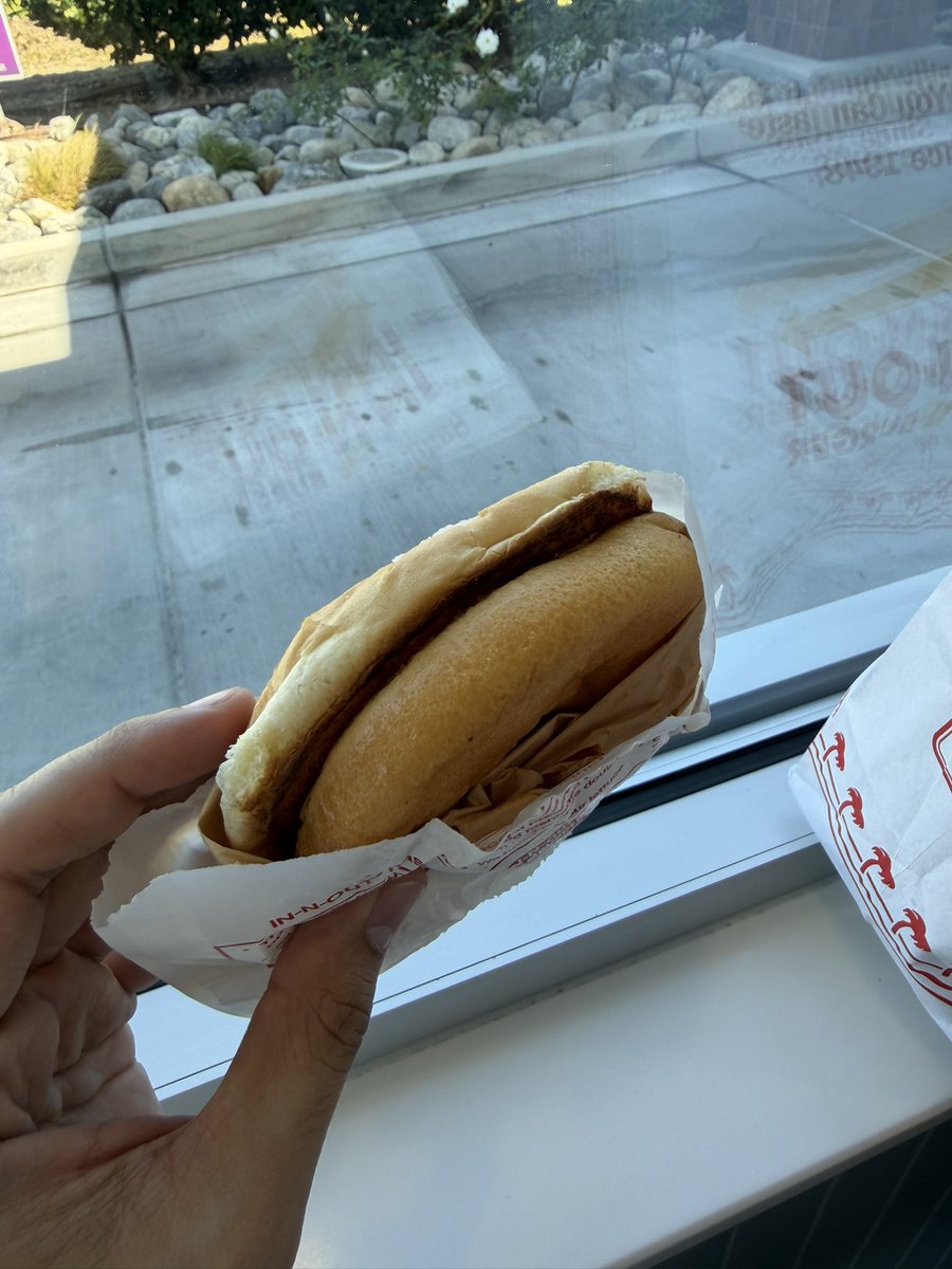 edith puthie 🦭 tweet media