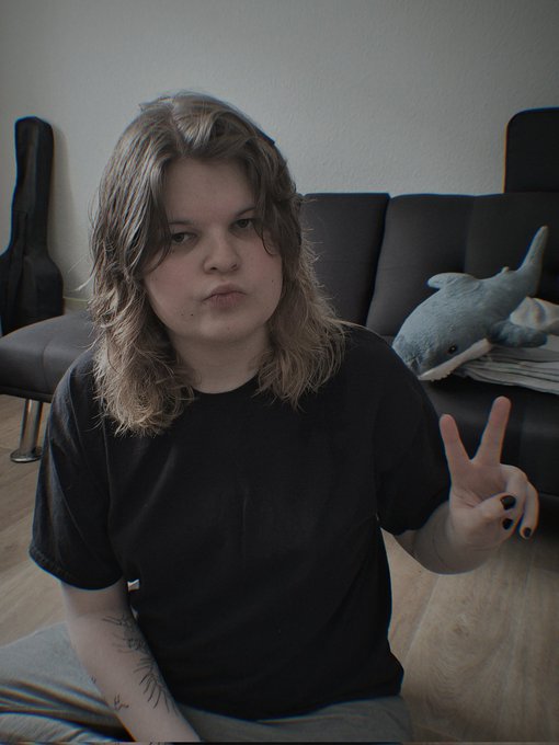 RubyUshinatta 🏳️‍⚧️ - New hair cut :3 woof woof #grunge #wolfcut #haircut #goth #tattoo #chubbygirl #chubby #transgender https://t.co/4MoZXctden