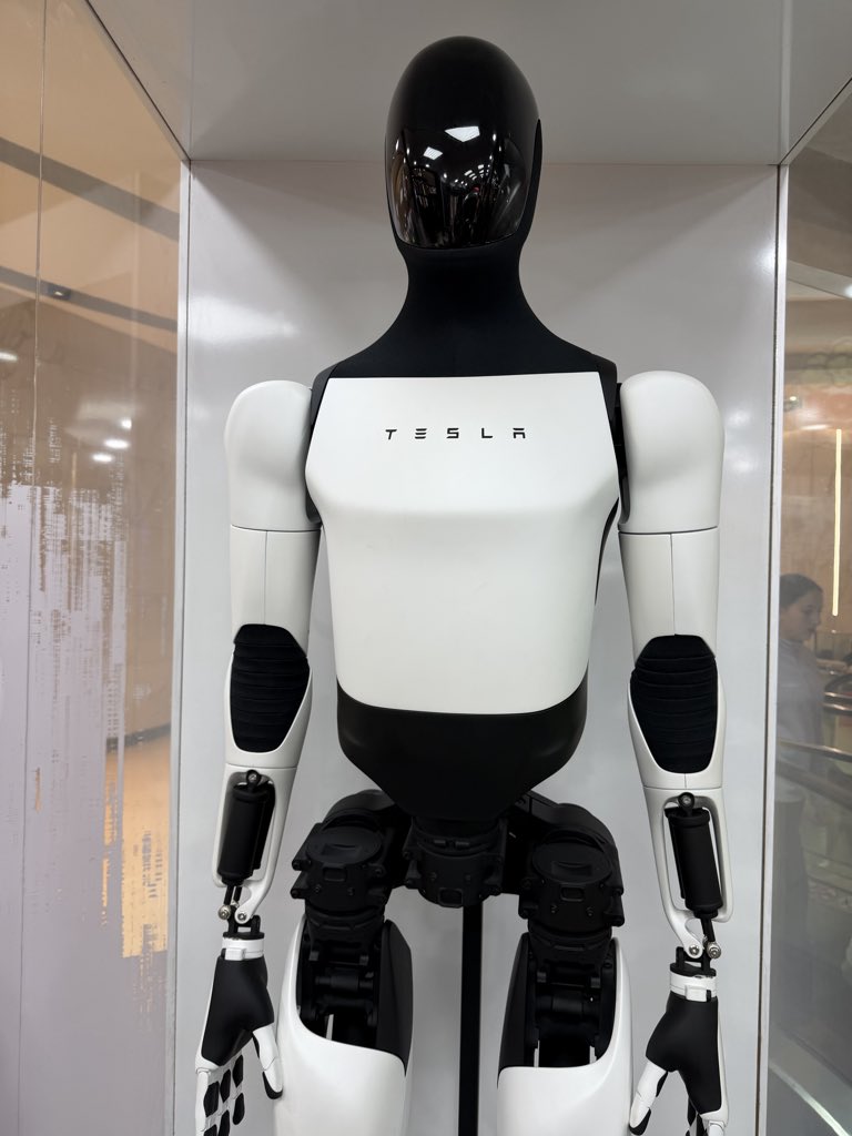 BankerLorenzo's tweet photo. $TSLA Optimus geç artık seri üretime :) https://t.co/aW9ylF85nF