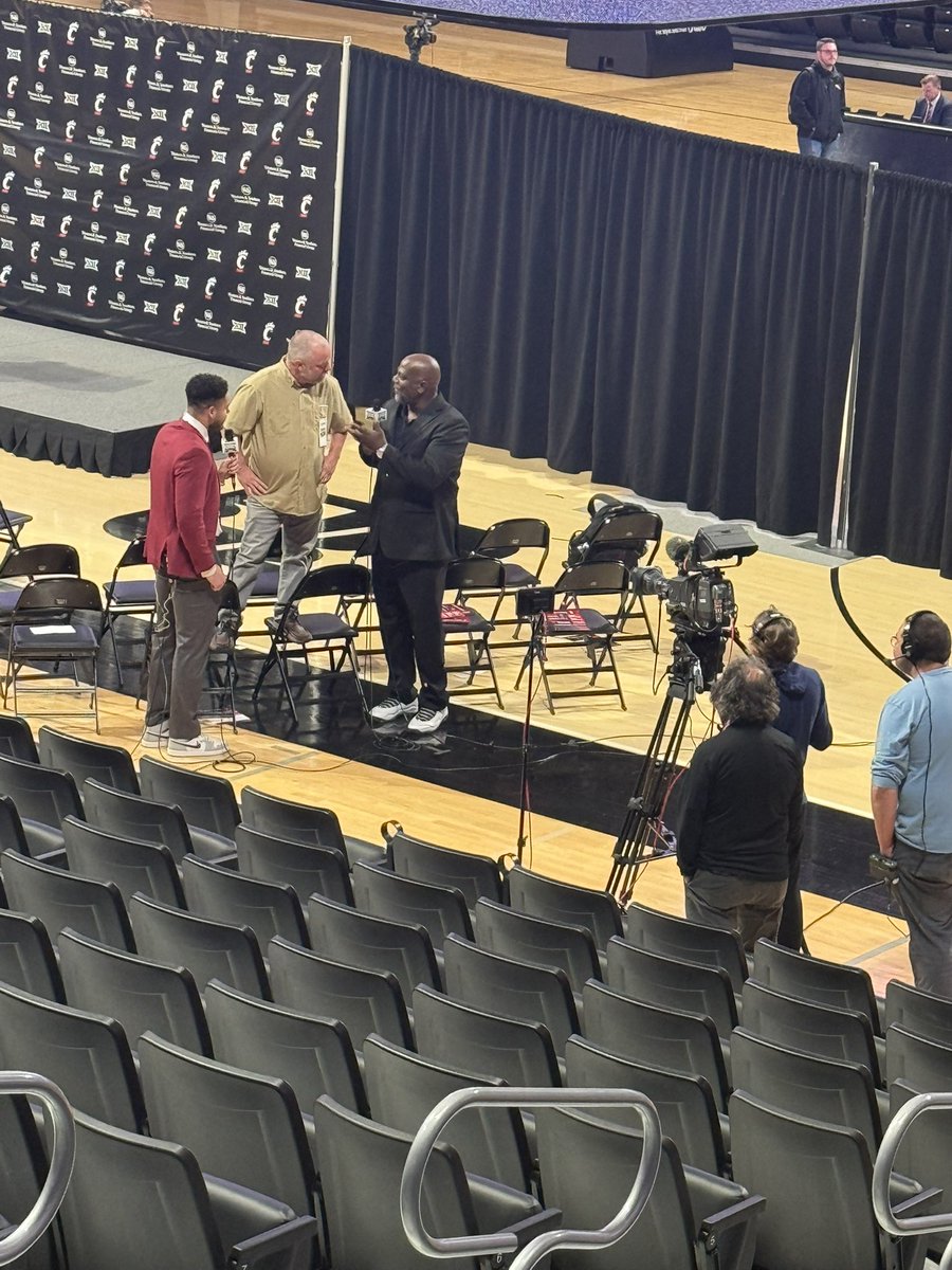 bearcatbunch's tweet photo. You’re not that short @ChadBrendel https://t.co/YN7DXaqsr7
