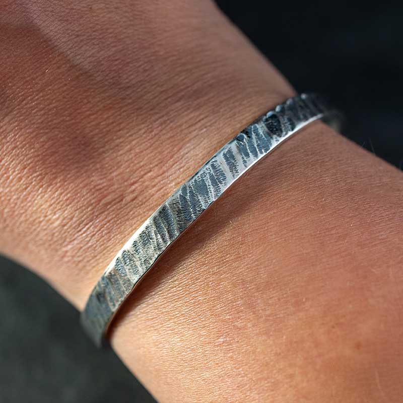 artbydaan's tweet photo. Armband ‘Raw Impact’ is er voor dagen waarop jij stevig wil staan en je niet klein wil houden met een gehamerde zilveren bangle die je voelt zodra je hem omdoet.

Bekijk ’m hier 👉🏻 https://t.co/MnWeLE24j3

Delen = 🥰 https://t.co/wWQSMh1Wju