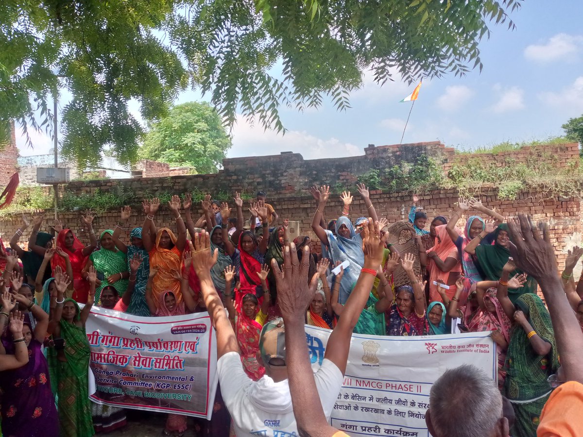 Ganga Praharis taking the lead in aquatic biodiversity conservation:
The Ganga Praharis at Sarsaul, Varanasi, Uttar Pradesh, sensitised the local communities including fishers about aquatic biodiversity conservation and cleanliness of the Ganga River.