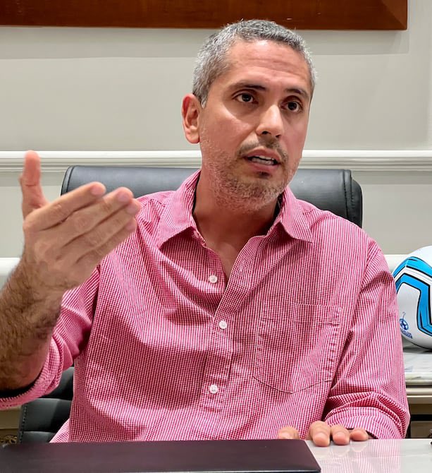 - Ambos salieron de forma irregular
- Ambos fueron al mismo destino
- Ambos se fueron por las mismas causas (no ser detenidos por sus delitos)
- Ambos pertenecen al mismo bando
- Ambos son delincuentes 
- Ambos son prófugos.

Y después dicen que el correismo no es un GDO