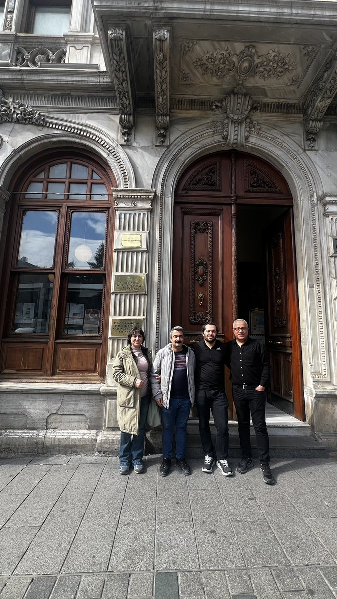 isthabersen5no1's tweet photo. Bugün Kağıthane PDM, Beşiktaş ve Taksim’de PTT merkezlerinde  meslektaşlarımızla yan yanaydık. 
Akşam Birgün gazetesini 4’lü emek örgütü ile beraber ziyaret ettik.. İsmail Arı ve diğer tutuklu gazeteciler sadece gazetecidir ve gazetecilik suç değildir dedik… https://t.co/kqbmzg2yzx