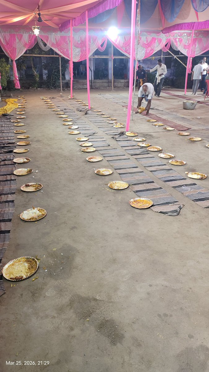 Gareriya007's tweet photo. In the world of buffet system, pattal system is 💕
#bihar
#bhoj https://t.co/5taJCnRA3l