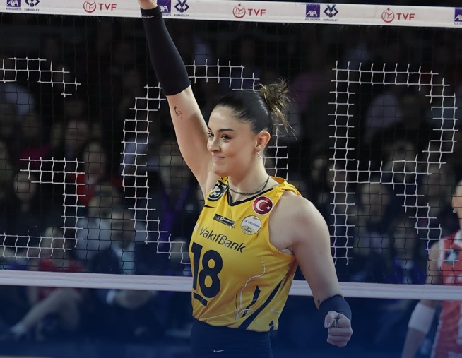 VakıfBank sahaya çıktığı anda güven veriyor. Finalde de ilk sayıdan son sayıya kadar oyunun kontrolünü bırakmadılar, rakip zaman zaman yaklaşsa da hep bir adım önde kalmayı başardılar kupayı hak ettiler kesinlikle
