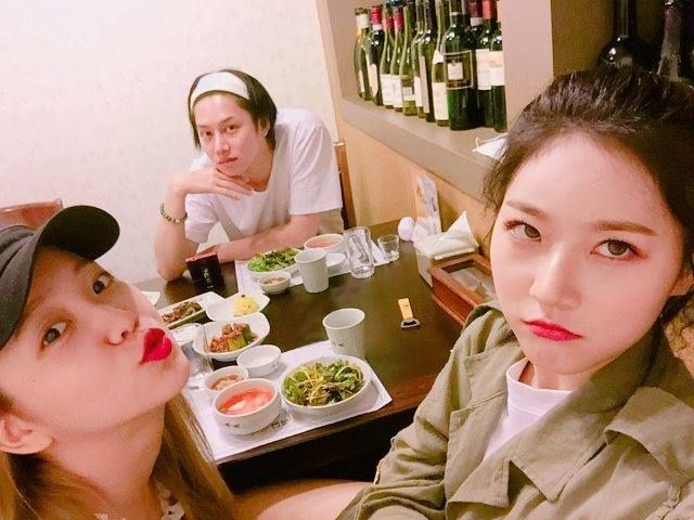inkandair00's tweet photo. let's talk about you, why did you cropped Yeri out of that innocent group dinner pic then had the audacity to scream "fabricated" at everyone else. 🙄 

#Kimsaeron https://t.co/TwlwIllRhx