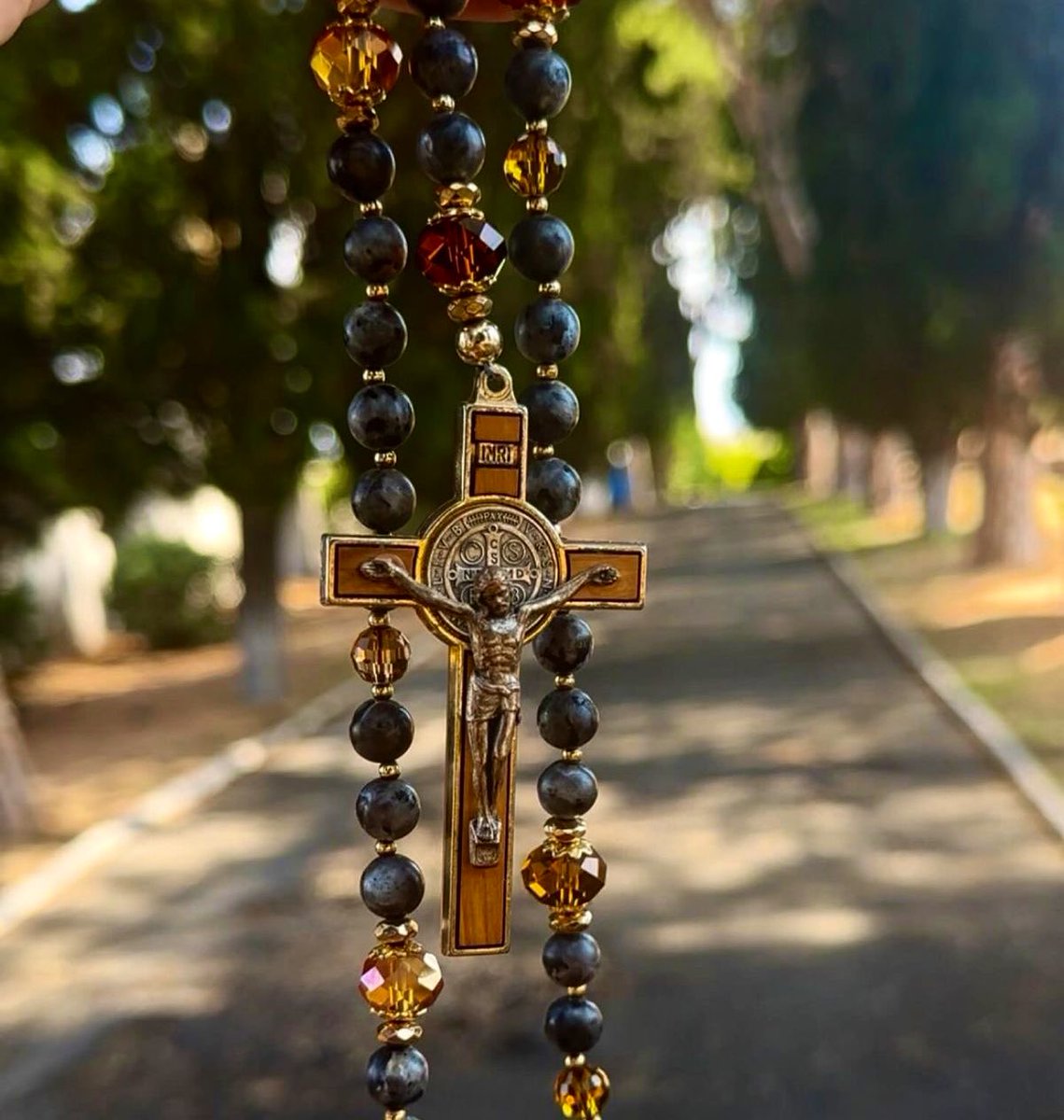 Pray The Rosary tweet media