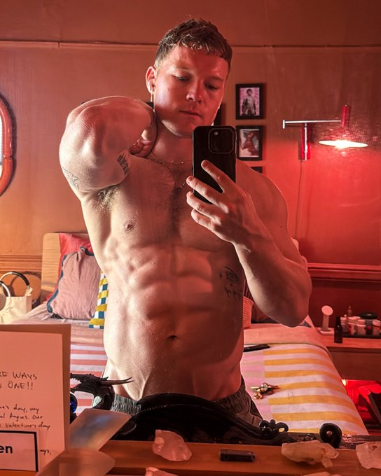sitepopmais's tweet photo. Angus O'Brien, astro de 'Boots', em nova selfie sem camisa! https://t.co/QoMGAruXQO