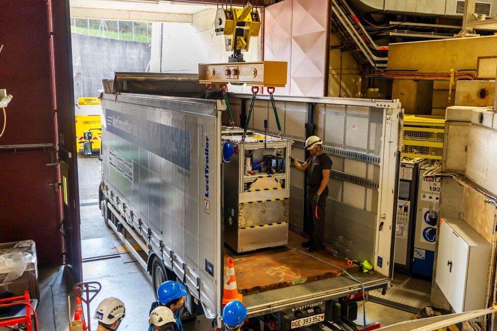 PulseTRX's tweet photo. 92 antiproton, 1 kamyon, 8 kilometre. CERN tarihte ilk kez antimaddeyi taşımayı başardı.

Düşünsenize: maddeyle temas ettiği an her şeyi yok eden bir şeyi manyetik şişeye hapsedip kamyon kasasında 30 dakika gezdirdiler. Saatte 42 km hızla.

Harbiden şaşırtan kısım şu: CERN dünyanın tek antiproton üreticisi. Yıllardır üretiyorlardı ama bir odadan diğerine bile taşıyamıyorlardı. Şimdi manyetik tuzak teknolojisi bunu değiştirdi.

Big Bang'de madde ve antimadde eşit üretildi ama bugün evren sadece maddeden ibaret. Neden? Bir fizikçi "antimaddenin Deliveroo'su olduk" dedi, bence 10 yıl içinde bu espri olmaktan çıkacak.

Evrenin en büyük gizemini çözecek ipucu bir kamyon kasasında mı taşınıyor sizce?