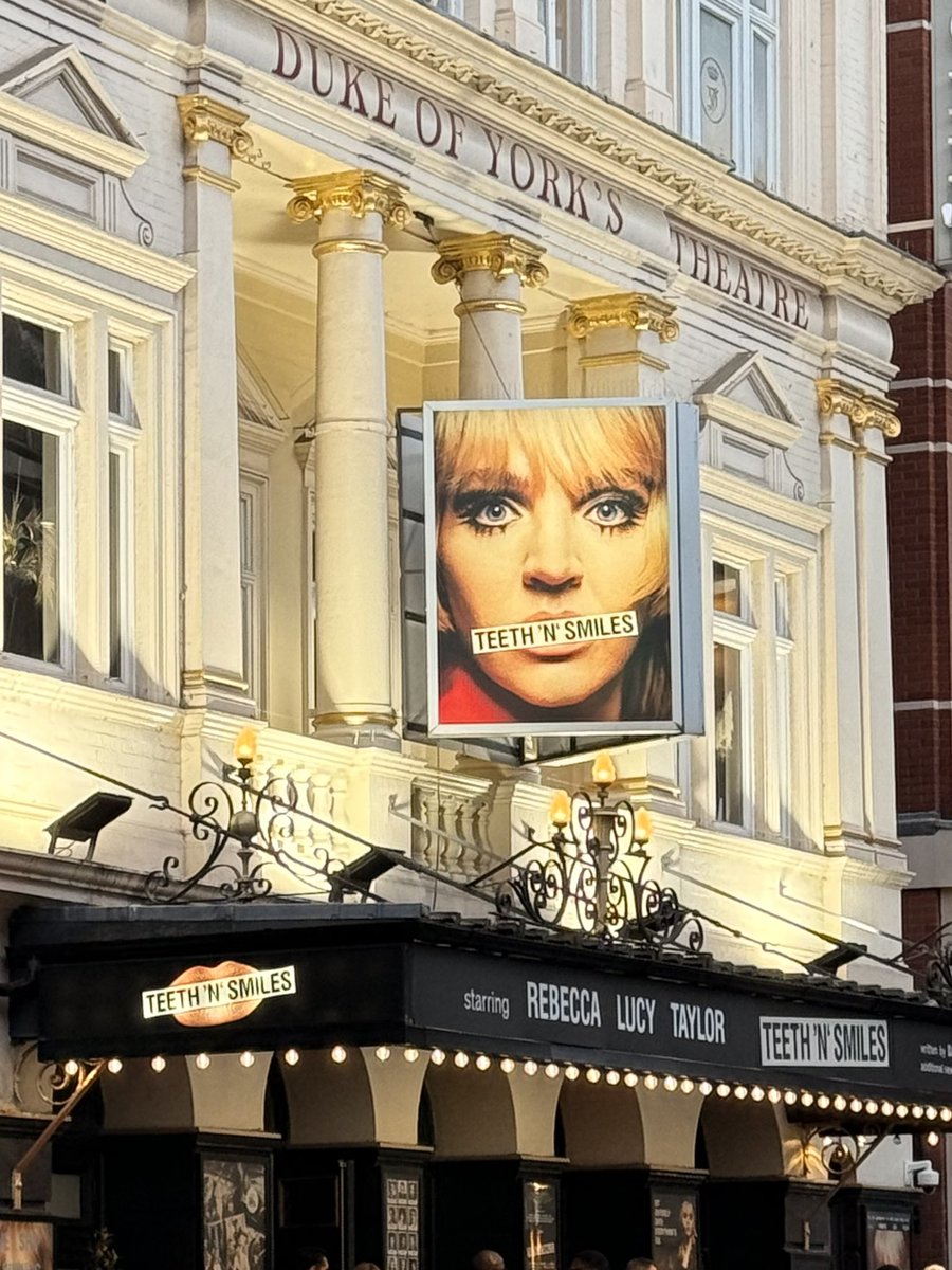 rebeccaluvsthis's tweet photo. Another day, another press night! The 50th anniversary revival production of David Hare’s TEETH ‘N’ SMILES starring @SELFESTEEM___ at Duke of York’s @ATGTICKETS for @Arbuturian mag 🎭 Review soon! #theatre #pressnight #britishtheatre #London https://t.co/7FgMf5QiSn