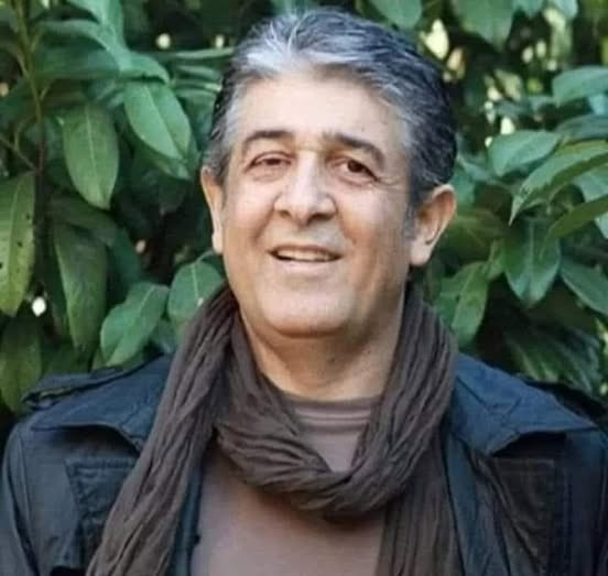 41 yaşındaki karısı onu 21 yaşındaki İBB de oynayan basketçi bir çocukla aldattı.
200 gün hastanede yattı. Karısı sadece 5 kez geldi.
İyileşti ve yine nüksetti.
Hastane odasının kapısına 'Allah Büyük Derdim Küçük' diye yazdırdı ve her gün onu okuyarak kendine moral verdi.