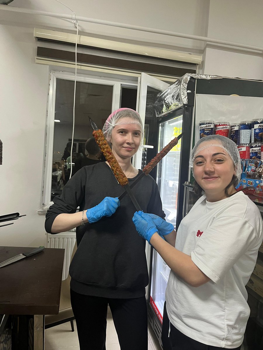 KarsKYGM's tweet photo. Serhat Yurdu olarak öğrencilerimiz için kurulan ocak başında “Kendin Pişir Kendin Ye” konseptiyle açılış yaptık🔥🌯
Adana dürümümüzü kendi ellerimizle hazırladık, hem eğlendik hem doyduk! Öğrenci hayatına lezzetli ve keyifli bir dokunuş daha…
#KendinPişirKendinYe #SerhatYurdu https://t.co/tuQR4kAeIB