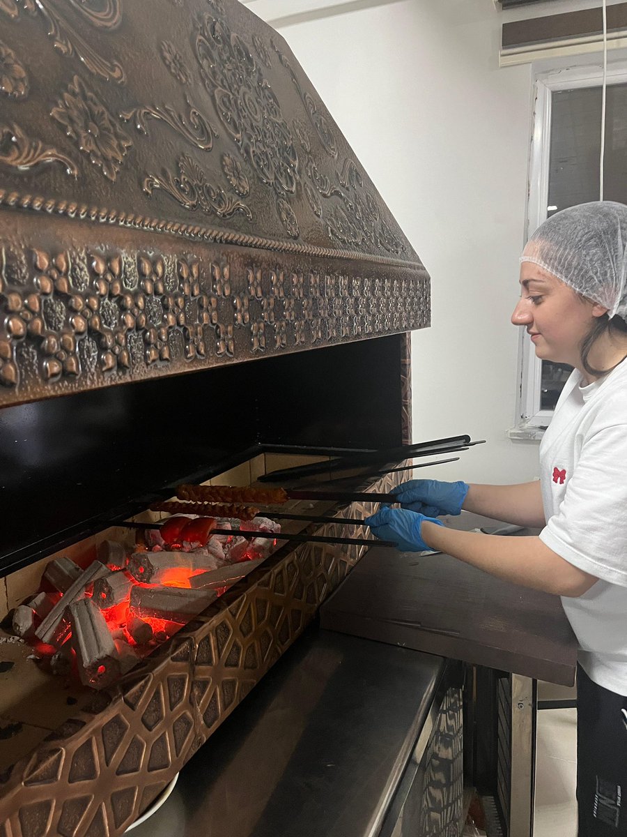 KarsKYGM's tweet photo. Serhat Yurdu olarak öğrencilerimiz için kurulan ocak başında “Kendin Pişir Kendin Ye” konseptiyle açılış yaptık🔥🌯
Adana dürümümüzü kendi ellerimizle hazırladık, hem eğlendik hem doyduk! Öğrenci hayatına lezzetli ve keyifli bir dokunuş daha…
#KendinPişirKendinYe #SerhatYurdu https://t.co/tuQR4kAeIB