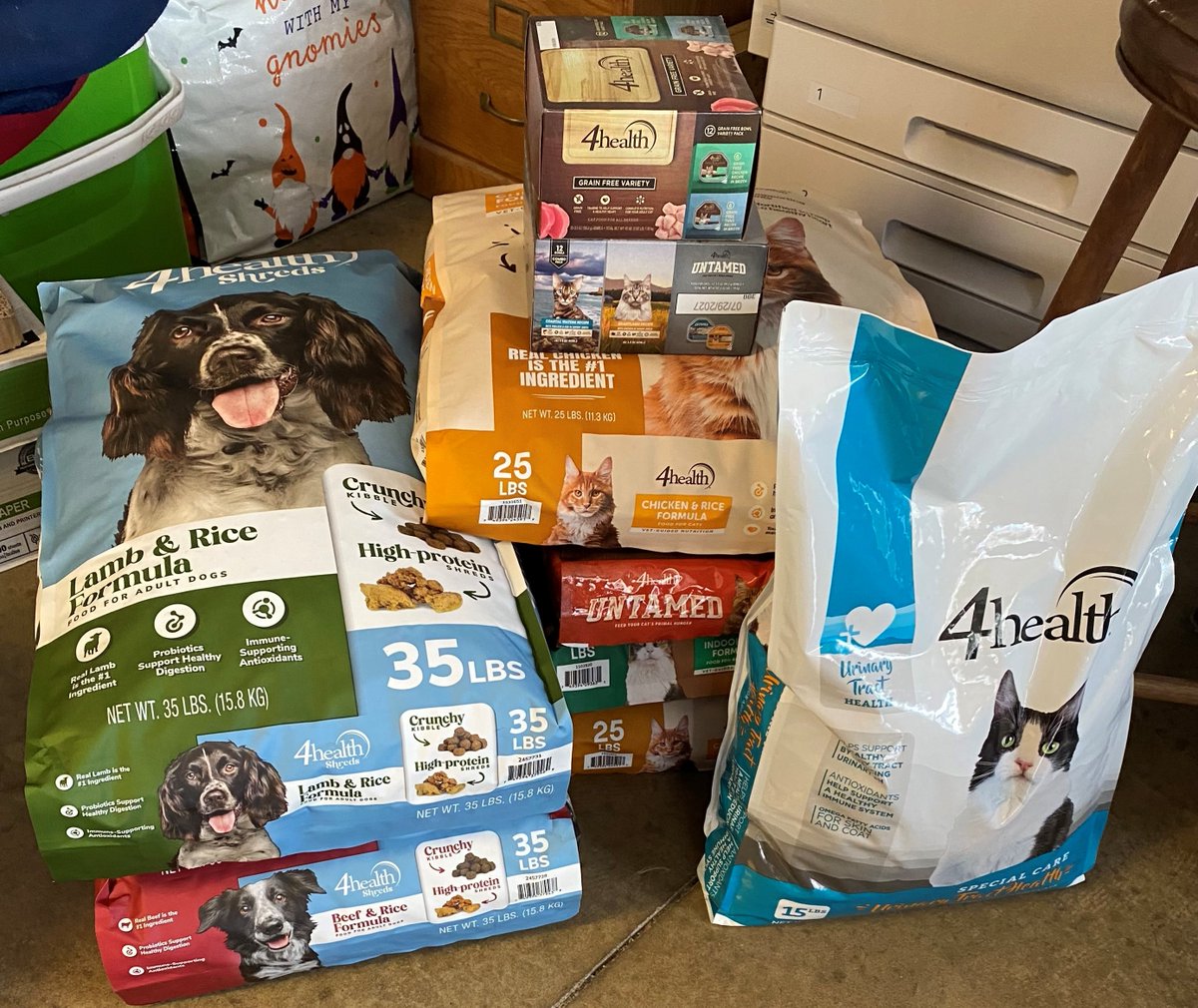 AgentMargyGray's tweet photo. We want to give a shout out to Clair McAdams for generously donating pet food and supplies to Four Footed Friends. Our office at 1295 Indian Springs Road serves as a donation site for Four Footed Friends, so feel free to stop in any time if you wish to donate! https://t.co/igUbxSV6Yn