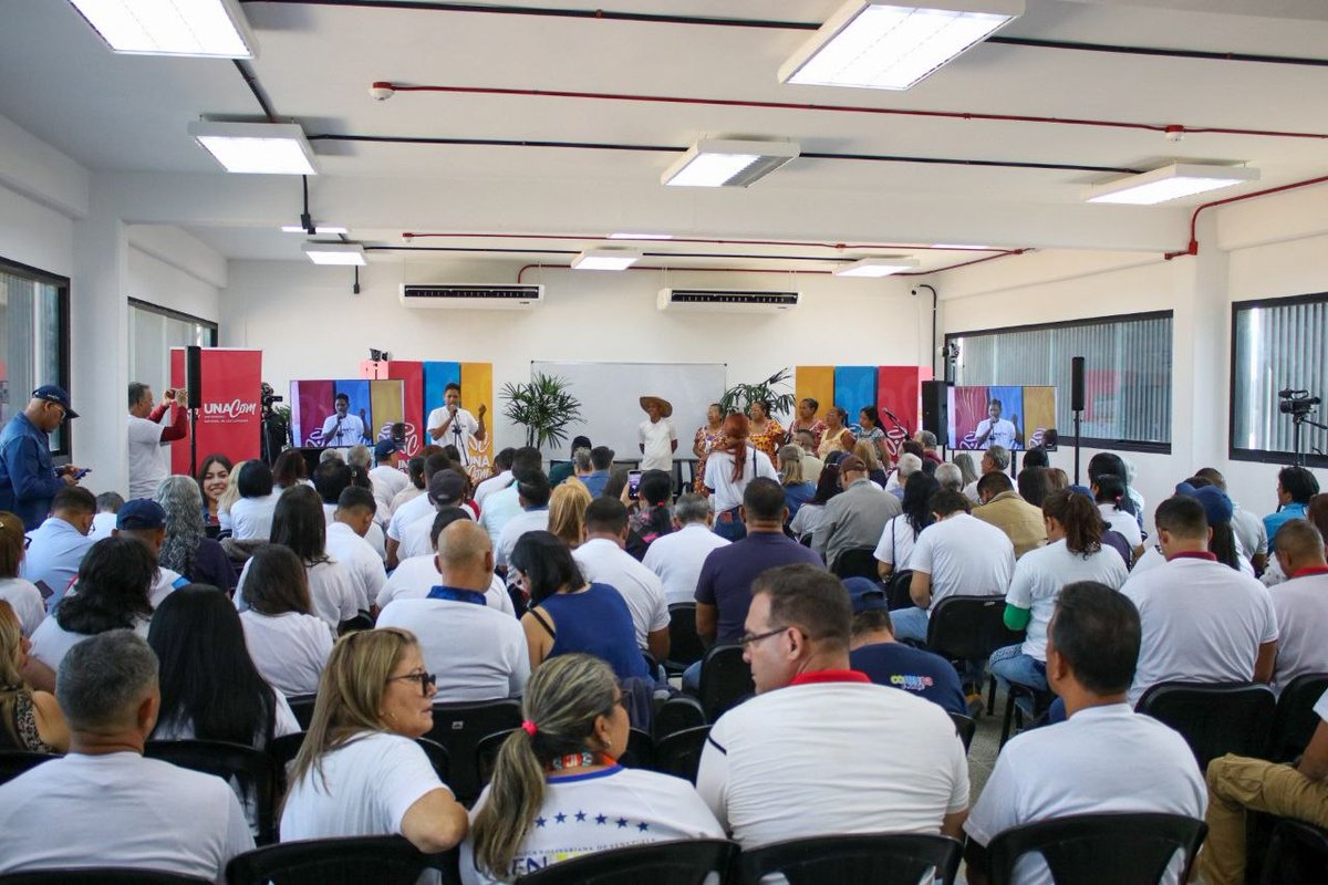 entrecomunes's tweet image. #Noticia | Unacom inicia 1era avanzada de formación de profesores especialistas

#Unacom
#25Mar 
🔗unacom.edu.ve/2026/03/25/una…