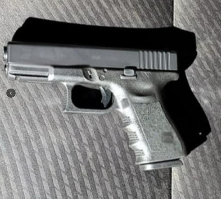 SS_Edomex's tweet image. En 📌#Chicoloapan, la @EstatalEdomex detuvo a un hombre en posesión de un arma de fuego, quien al parecer amenazó a varios ciudadanos del lugar. 

Tras los hechos, el sujeto fue puesto a disposición de la autoridad competente. 

#Denuncia