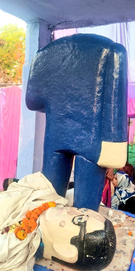 DeepakGautam32's tweet photo. उत्तर प्रदेश के कानपुर देहात में बौद्ध कथा से लौट रहे कथावाचक की कार पर हमला कर शीशे तोड़े गए और उनके साथ मारपीट की गई।बताया जा रहा है कि इसके बाद हमलावरों ने गांव पहुंचकर डॉ. भीमराव अंबेडकर की प्रतिमा को भी क्षतिग्रस्त कर दिया। @Uppolice @dgpup @kanpurdehatpol https://t.co/coWWqWbBcx