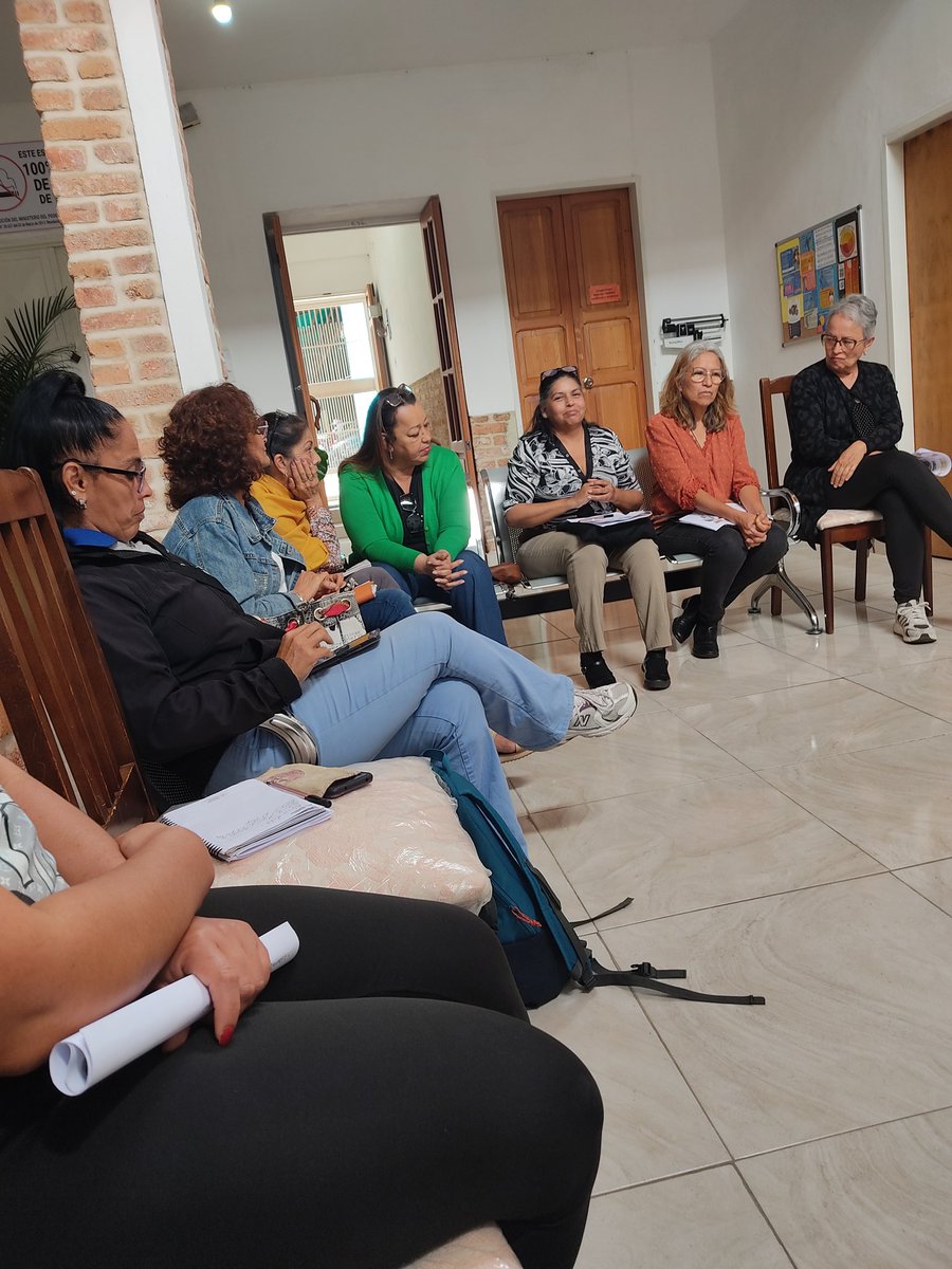 Cuidar a quienes cuidan, desde el autocuidado, fue el eje del espacio “Humanidad Compartida”, impulsado por el Programa de Salud Mental y Apoyo Psicosocial de EVUPAM en Mérida.
La Dra. Veruska Espinoza facilitó este encuentro, promoviendo la reflexión sobre el rol del cuidador.