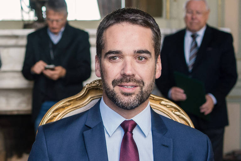 Faça um favor ao Brasil e aos Gaúchos, largue a política e vá cuidar da sua vida pessoal. Quem isolou gondolas em supermercado, aceitou passivamente uma intervensao marqueteira e sem resultados do Lula/Pimenta e continua ouvindo... KASSAB...nao tem condiçoes de comandar NADA!
