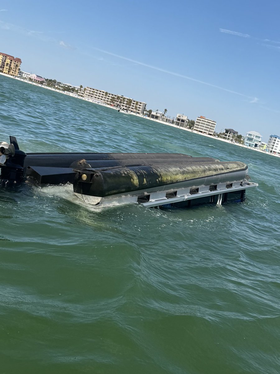 USCGSoutheast's tweet image. A STAFMB boat crew launched to assist @Sheriffleefl in responding to a capsized vsl w/ 11 POB near #FMB on Tues. The boat crew safely transferred one boater to shore to awaiting EMC. The owner is coordinating with commercial salvage vsl recovery.
#SAR #USCG