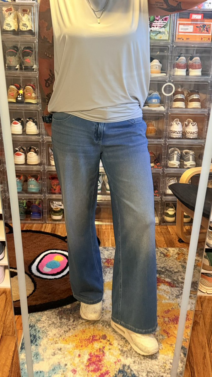 wilcocarla's tweet image. #kotd Hi everybody! 👋🏼 Didn’t get a chance to post these yesterday so… we’re gonna pretend it’s today. 😂 One of my favorite pairs of Air Maxes: AM1 ‘86 ‘Museum Masterpiece.’  Truly a work of art. And eminently wearable! 🥰 Happy Wednesday all! ♥️🫶🏼