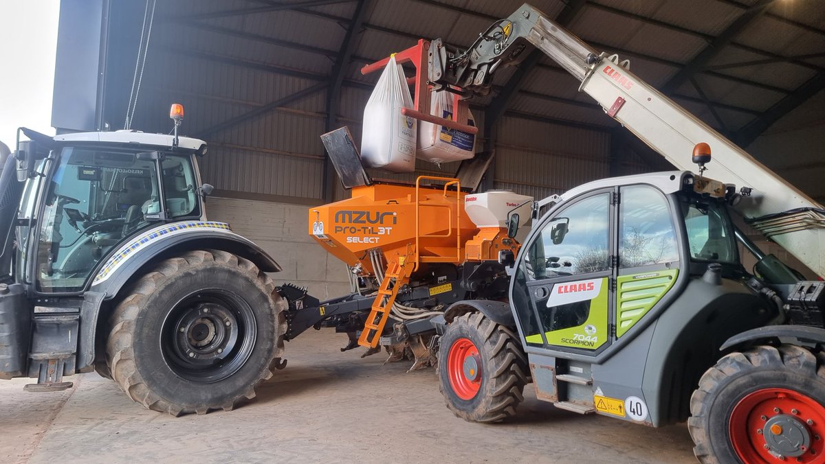 Diablo spring barley for <a href="/SimpsonsMalt/">Simpsons Malt Ltd.</a> going in today. Too early? 🤷‍♂️time will tell. Nice hailstone shower tonight, which hopefully isnt an omen. Ground conditions were good and band sown fertiliser will get it of to a good start. #mzurisown <a href="/mydirectdriller/">Direct Driller</a> <a href="/NFUStweets/">NFU Scotland</a>