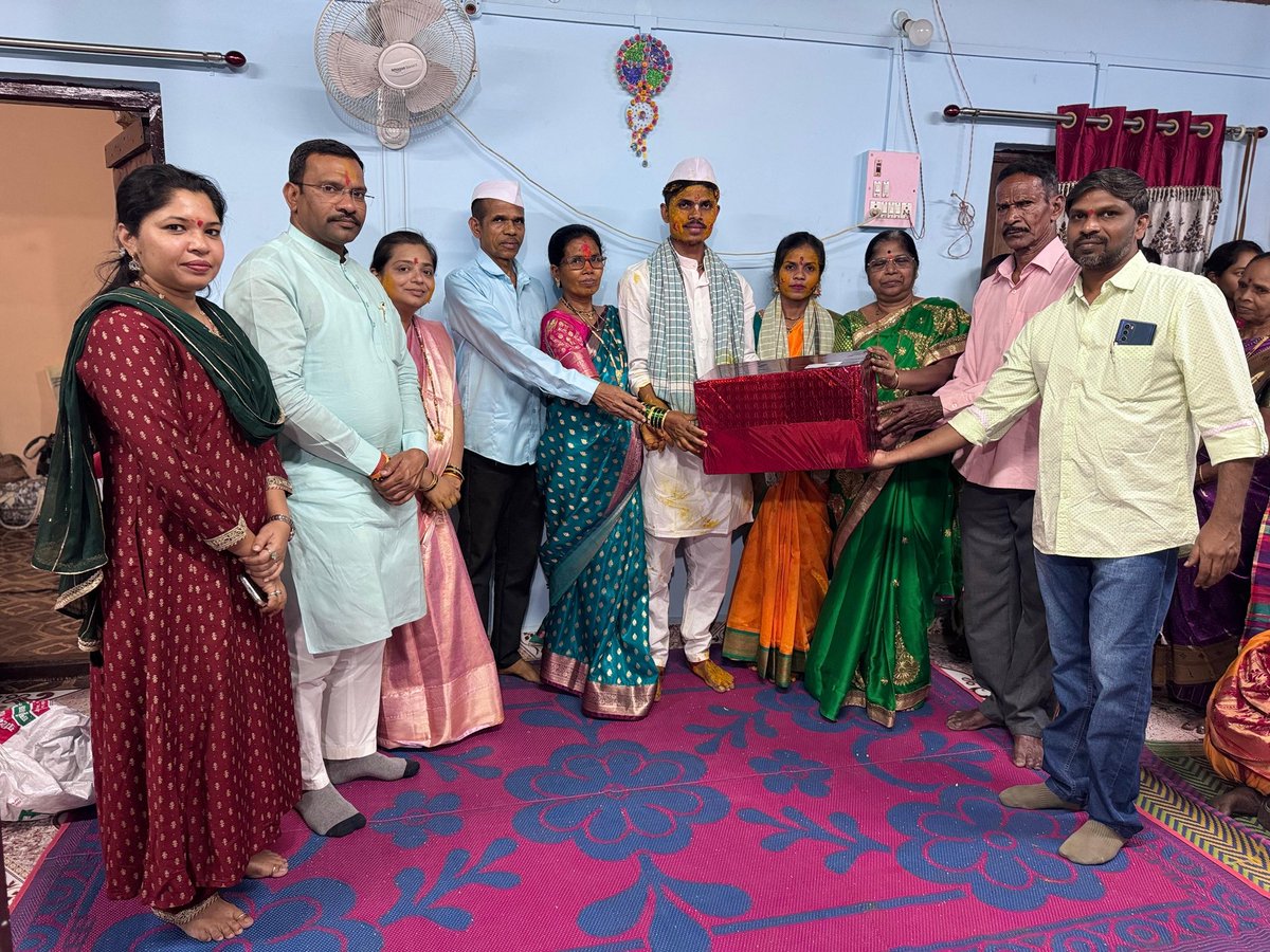 drhemantsavara's tweet image. चि. अमित आणि चि. सौ. कां. पुनम यांच्या हळदी समारंभास सहपरिवार उपस्थित राहून वधू-वरास मनःपूर्वक आशीर्वाद दिले.

या मंगल प्रसंगी दोघांच्या आयुष्यात आनंद, प्रेम आणि सुखसमृद्धी नांदो, अशी ईश्वरचरणी प्रार्थना केली. 

#HaldiCeremony #Blessings #WeddingVibes #Palghar #Wada #HappyMoments