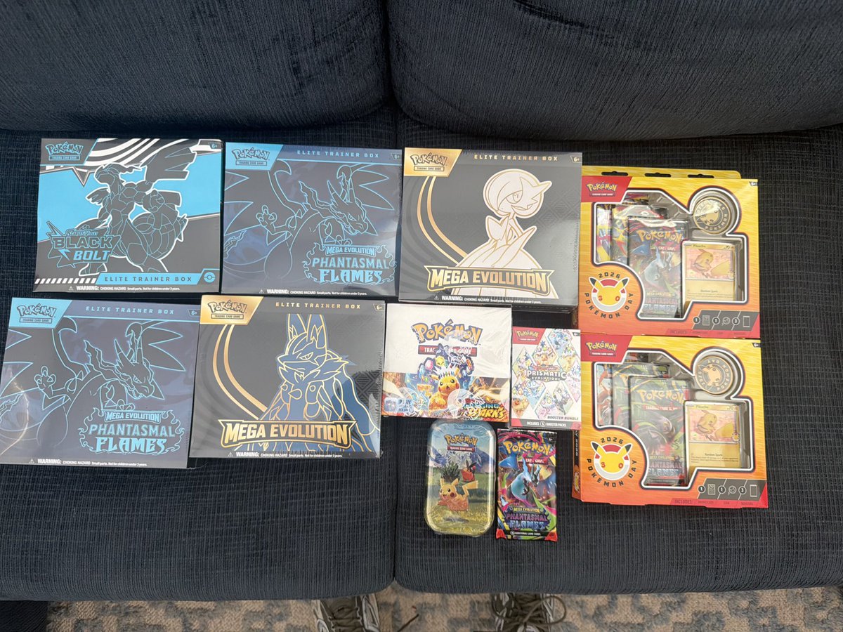 Slxne's tweet photo. Scored on the Pokémon vending machine glitch 🤩 https://t.co/R7EvWqRhGR