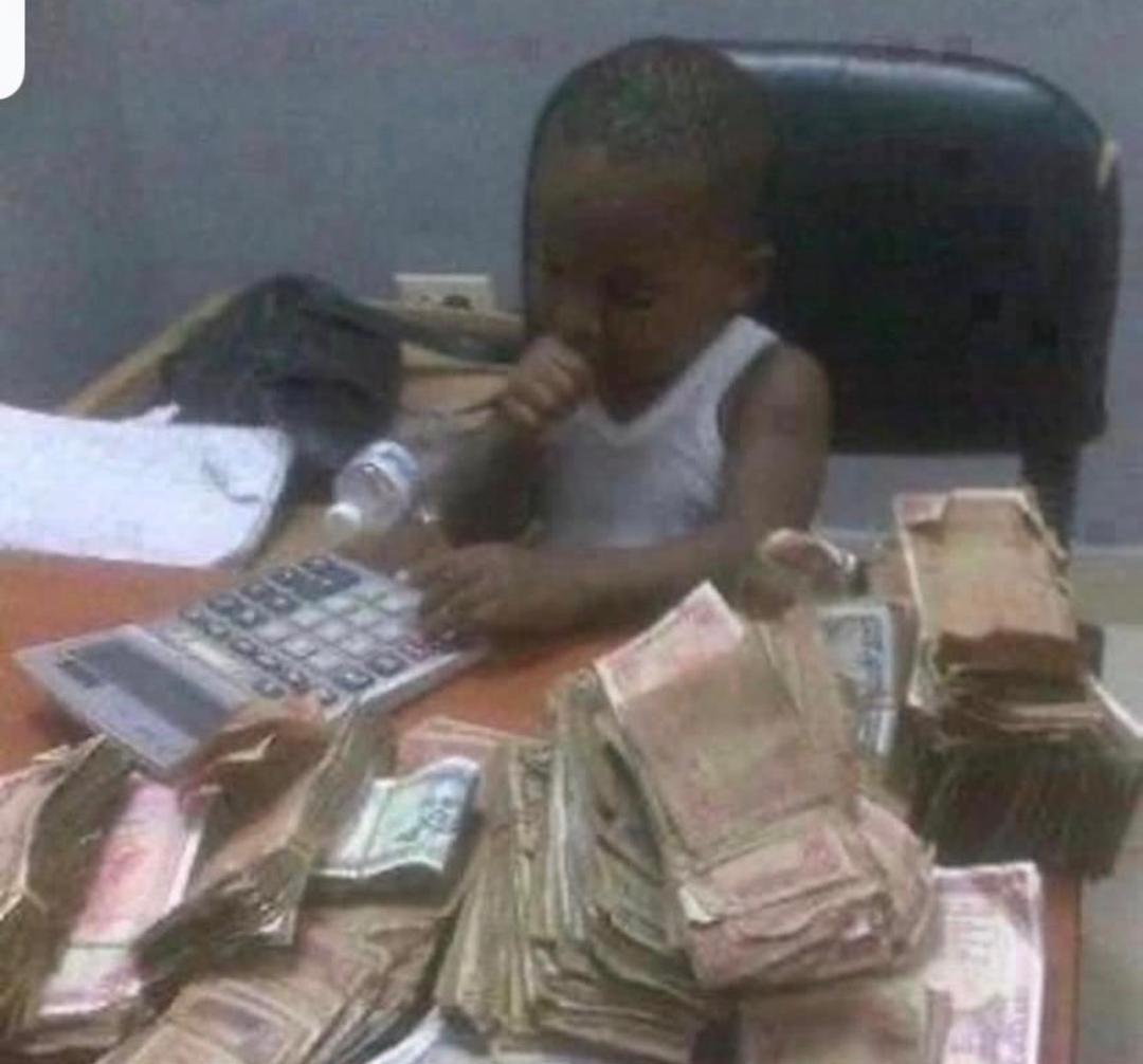essaysa1's tweet photo. @agaciou @SaddickAdams Kwasia 
you spray money for street 
you come house dey do analysis https://t.co/6mmwrbrYsJ