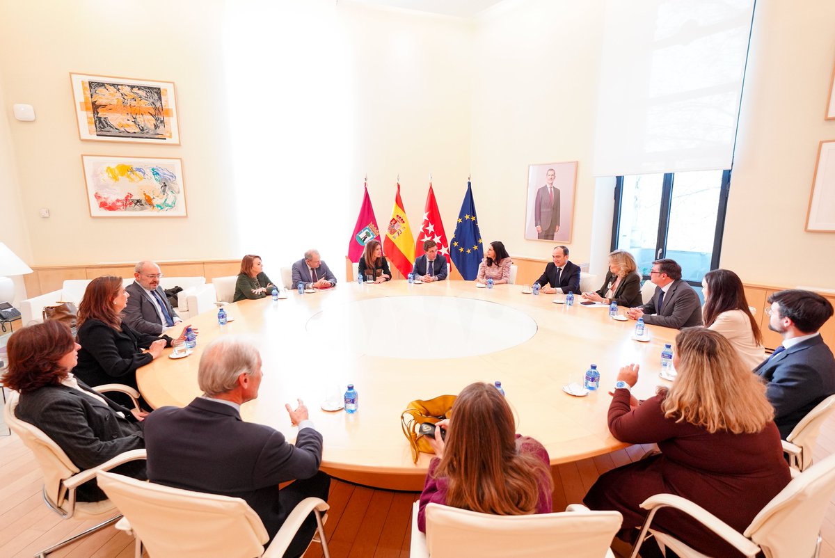 Registrador_es's tweet photo. Una representación de la junta de gobierno del Colegio de Registradores formada por la decana Mª Rosario Jiménez @CharoJi93710291, el vicedecano Alfredo Delgado, la secretaria Luz Sánchez-Jáuregui, la directora de Relaciones Institucionales, Teresa López, la tesorera Begoña Beitia, la vocal de Asuntos Europeos, Dulce Calvo, el censor - interventor, Juan Manuel García Torrecillas, el director de Bases Gráficas y Medioambiente, Luis Benavides @luiseitor090, Angel Salvador Chacón @chackass2, director de Consumidores y Usuarios, Raquel Ortiz de Pinedo, directora de Oficinas Liquidadores y Nuevas Tecnologías, y la directora de RSC y vivienda, Marta Gómez Llorens, acompañados por la decana de los registradores de la Comunidad de Madrid, Jimena Campuzano @Jimena_camp, han visitado hoy el Ayuntamiento de Madrid, y han mantenido una reunión institucional con el alcalde, José Luis Martínez-Almeida, junto con miembros de la junta de gobierno: Engracia Hidalgo, delegada de Economía, Innovación y Hacienda, Borja Carabante, delegado de Urbanismo, Medio Ambiente y Movilidad y Álvaro González, delegado de Políticas de Vivienda.