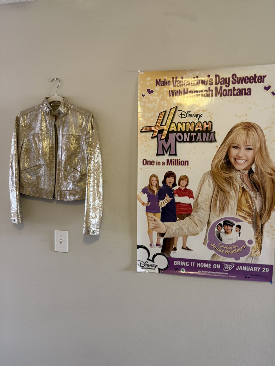 Hannah Montana World tweet media