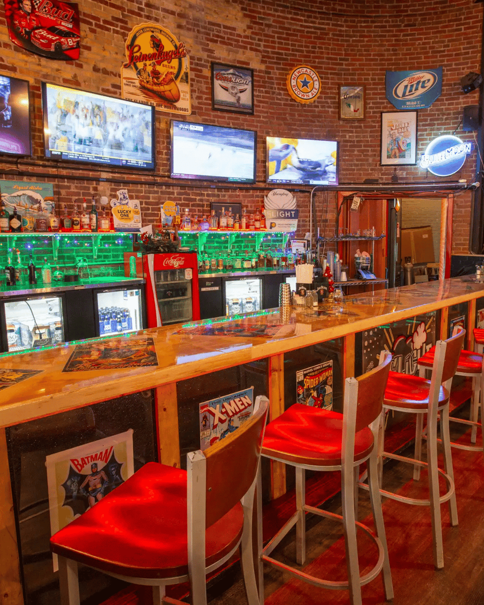 Gaslight_Pizza's tweet photo. Relax at THE Bar! 🍹 Whether celebrating or unwinding after a long day, our full-service bar is the perfect spot to enjoy great drinks and great company. Cheers to good times! 🍻 https://t.co/Vvw10SA9HL https://t.co/JjXgF6BafU