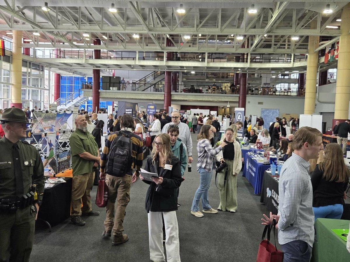 ExponentWVNews's tweet image. Opportunity is knocking at Fairmont State! 🦅 Over 160 employers packed the Falcon Center for the annual All-Majors Career Fair. 💼

Full story in the comments! 👇

#FairmontState #WVNews #CareerFair #WVJobs #WestVirginia #SoarFalcons