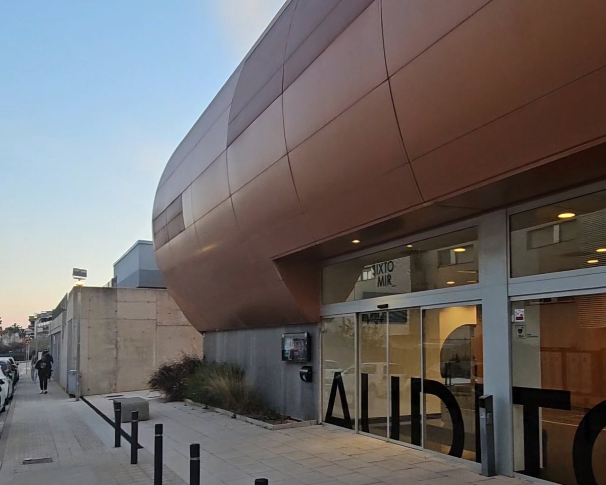 Dipta_cat's tweet photo. La ciutadania de #laRàpita coneix de primera mà els detalls del projecte de la nova carretera T-2021 entre aquest municipi i #PobleNoudelDelta , en un acte públic a l'Auditori Sixto Mir. Les obres començaran pròximament, ha explicat la diputada @irccid . #CarreteresDipta https://t.co/NxpTFpxbUH