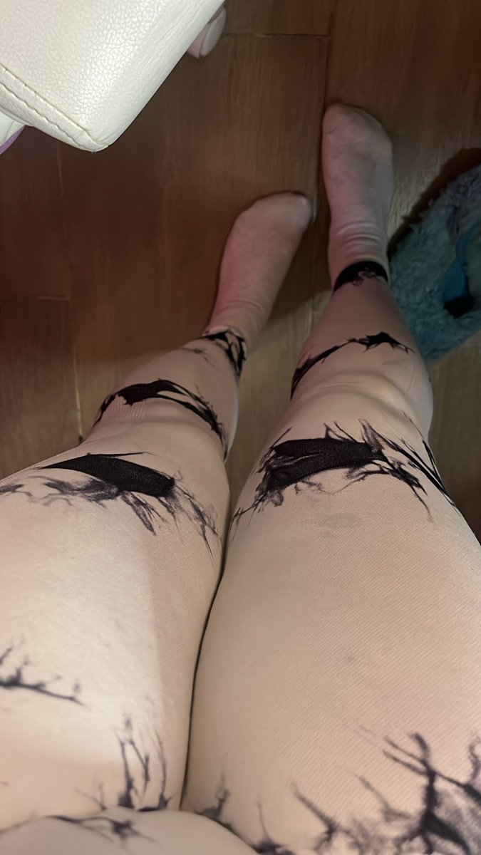 Ginger194883's tweet photo. If you’re weak, you’re already mine 🖤. Start licking from the floor. https://t.co/ChM3B3gDyp