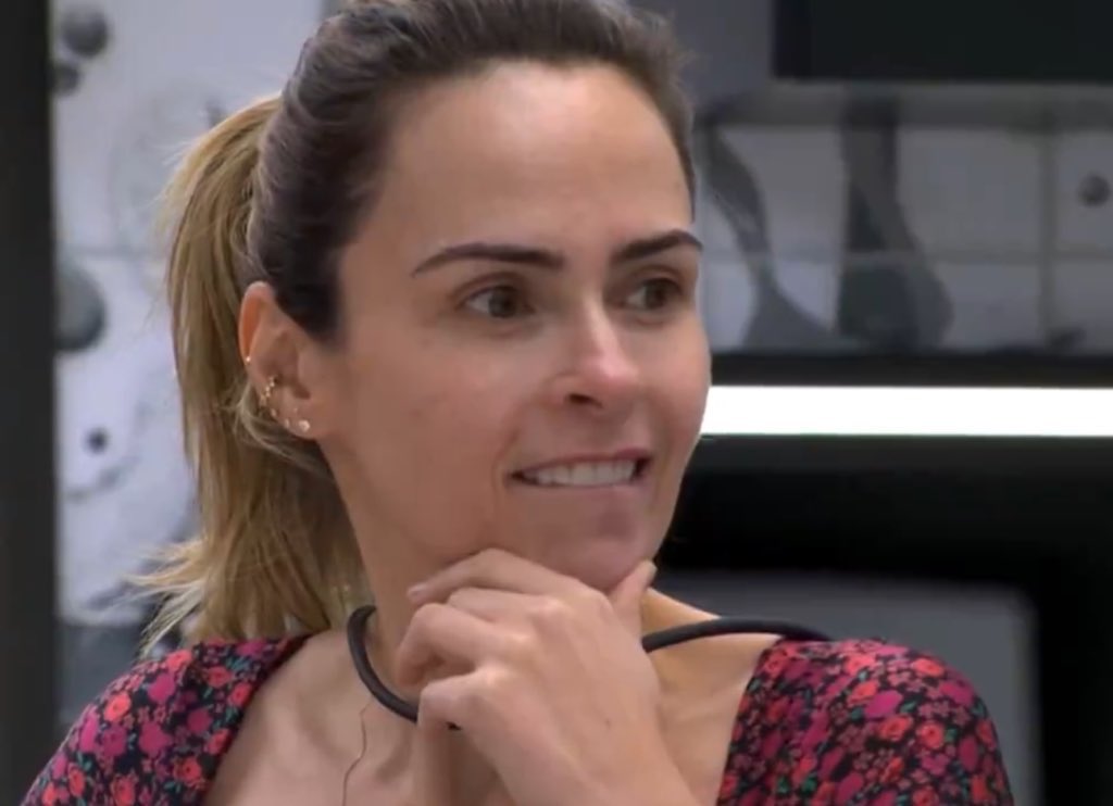 O que muitos tem dificuldade de aceitar é:
NINGUÉM pode dizer que Ana Paula começou a atacar primeiro um participante que seja. 

TODOS os embates dela começaram do outro lado, o que aperta em vocês é que ela joga no contra-ataque, derrubando todo enredo de vilã! Justiceira!