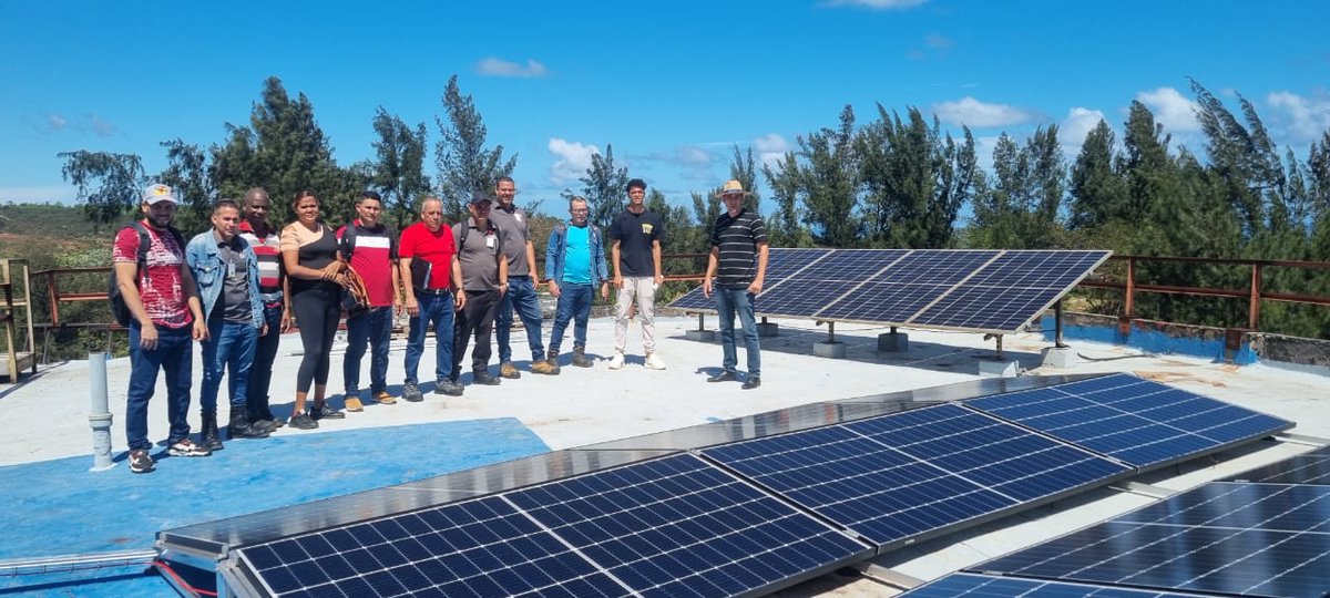leon_pupo's tweet photo. Trabajadores de la @EcgMinera  matriculados en el ciclo corto en fuentes renovables de energía y eficiencia energética, realizan actividad práctica en la @UniversidadMoa , con el profesor @ReinerisMontero asignatura desarrollo energético sostenible https://t.co/4EyxWvL5Mt