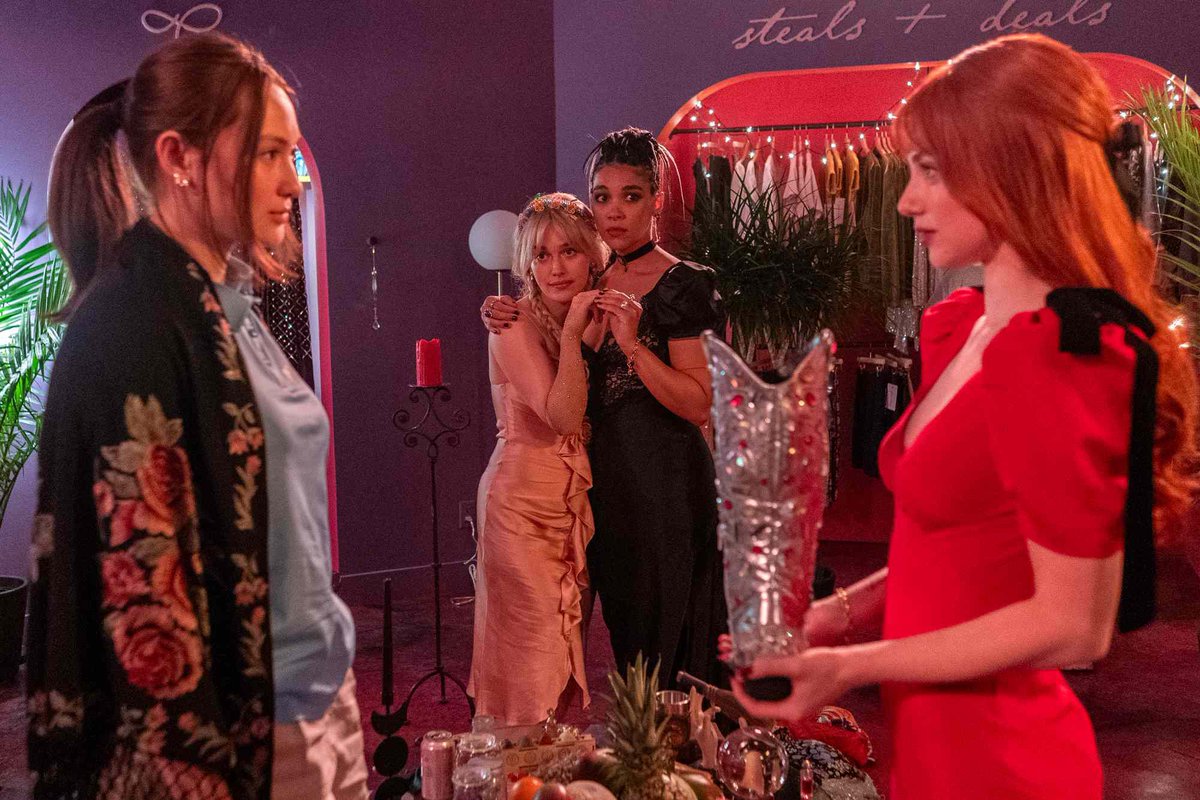 JeromeM94Movies's tweet photo. Forbidden Fruits - This one was a surprise!It’s Mean Girls with horror in the best ways possible. Alexandra Shipp and Lola Tung are both solid, Victoria Pedretti is hilarious and gives such a fun performance. Lili Reinhart devours her performance kind of crazy how good she is https://t.co/QgSRy7qv5q
