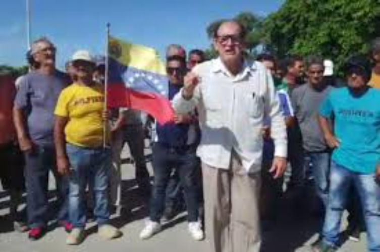 Diario_ElTiempo's tweet photo. #Locales #Otras (Jubilados de las salinas de Araya cumplieron 15 días de protesta por deudas pendientes)  - https://t.co/9wDZ6FyNft https://t.co/pCRVogkMlm