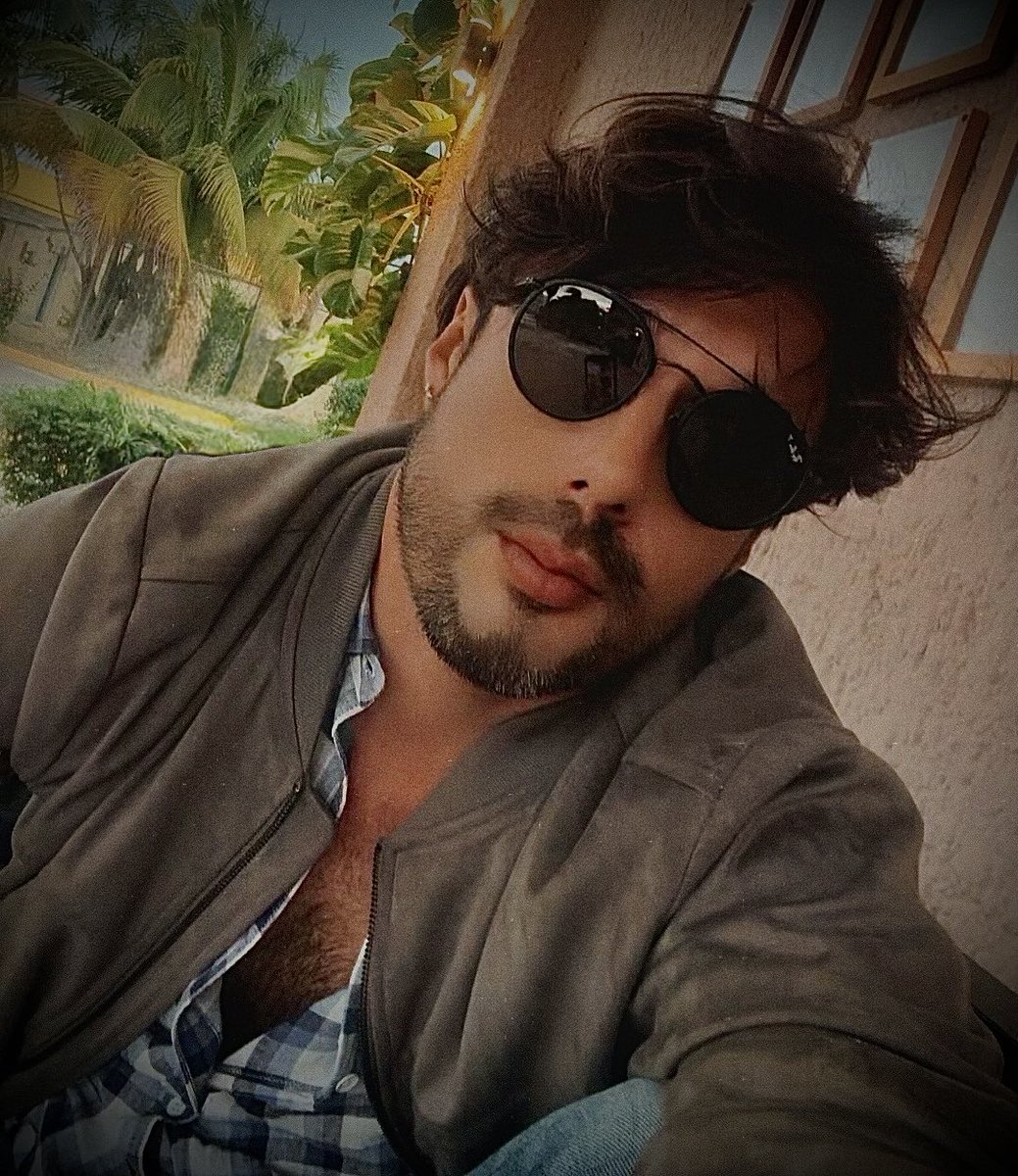 gnz_sam's tweet photo. OOTD..: 😎
#wednesday #stylist #gayguy #gaystylist #men @ray_ban @AD_Oficial @armani https://t.co/IlcIqmQ62m