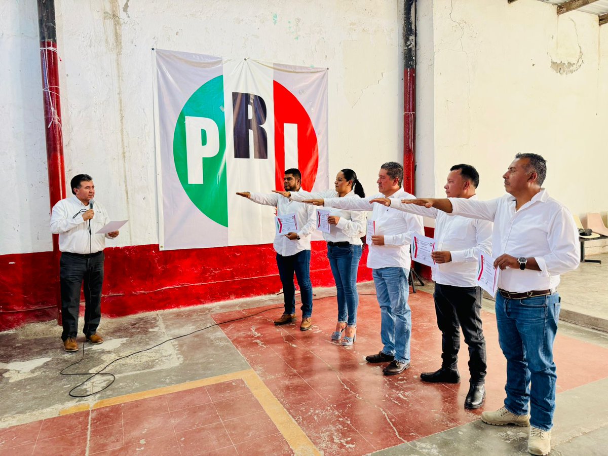 CNOPCoahuilaMX's tweet photo. Enfocados en el fortalecimiento de nuestro sector, la Mtra. Delia Margarita Siller Zùñiga tomó protesta a Carlos Eduardo Álvarez Ibarra para dirigir la #CNOPViesca. Con este acto, arranca un periodo de trabajo estratégico y proximidad social en beneficio de la comunidad. https://t.co/6HZZa5Ow8U